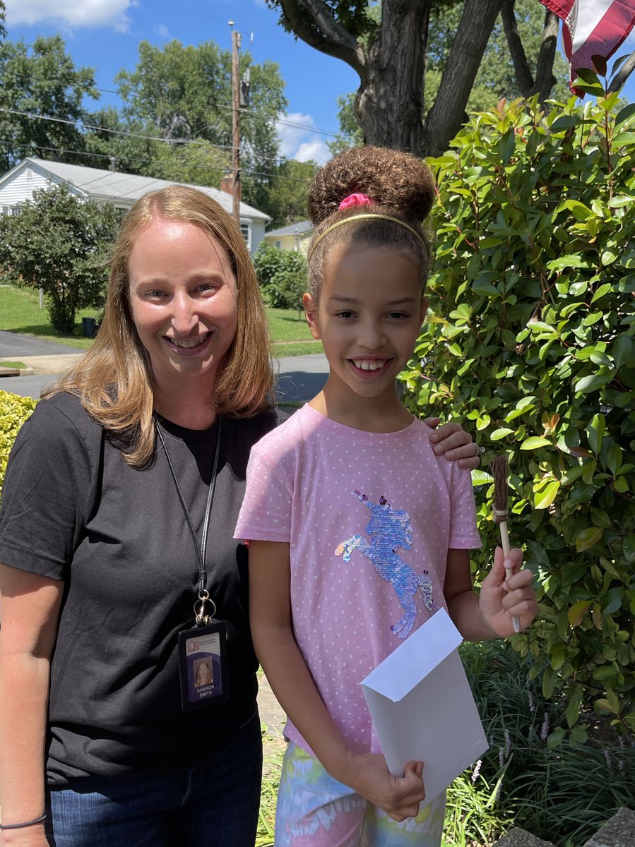 OldeCreekES's tweet photo. This year’s OC Welcome Walk was an awesome afternoon of introductions, summer stories and relationships starting to form ❤️ We hope your students had a great time meeting their new teacher! @fcpsnews @FCPSR5 https://t.co/NILKTIomkZ