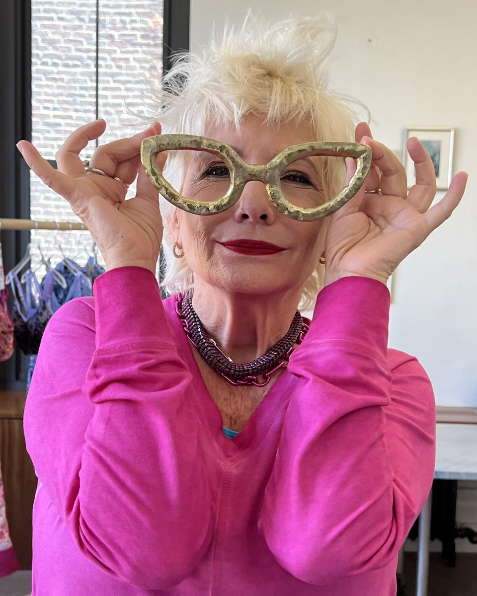 Lori__Goldstein's tweet photo. Lori never misses an opportunity to have a little fun because JOY is the name of the game at the #LOGOfied offices! 🤸♀️ #PermissionToPlay https://t.co/9sOPKc15Bo