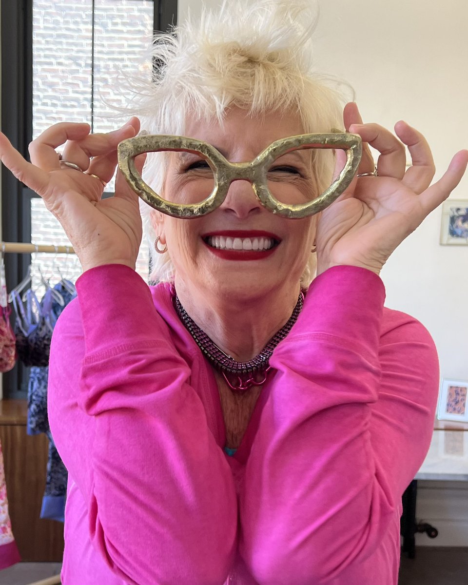 Lori__Goldstein's tweet photo. Lori never misses an opportunity to have a little fun because JOY is the name of the game at the #LOGOfied offices! 🤸♀️ #PermissionToPlay https://t.co/9sOPKc15Bo