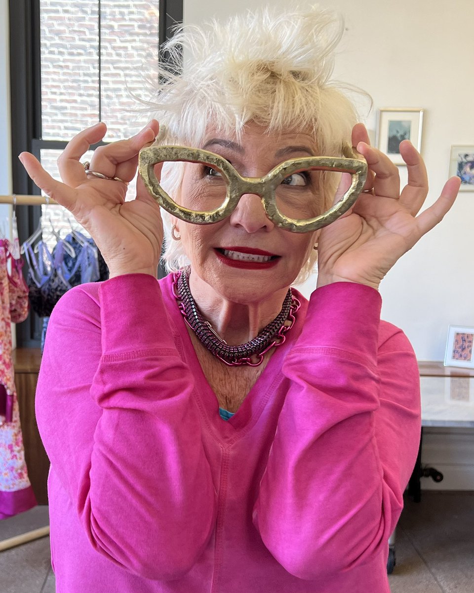 Lori__Goldstein's tweet photo. Lori never misses an opportunity to have a little fun because JOY is the name of the game at the #LOGOfied offices! 🤸♀️ #PermissionToPlay https://t.co/9sOPKc15Bo