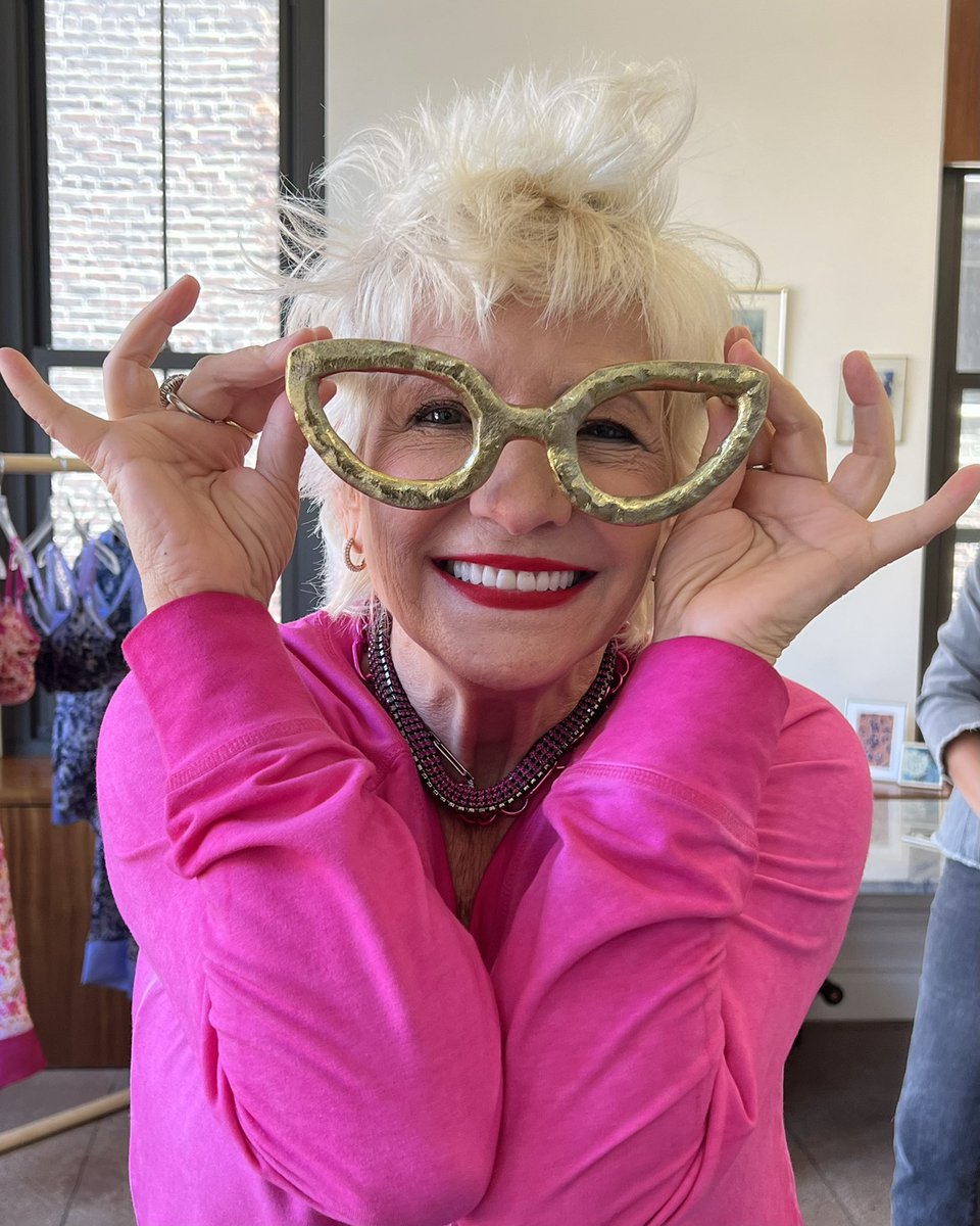 Lori__Goldstein's tweet photo. Lori never misses an opportunity to have a little fun because JOY is the name of the game at the #LOGOfied offices! 🤸♀️ #PermissionToPlay https://t.co/9sOPKc15Bo