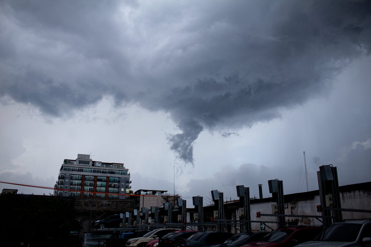 Hoy el cielo casi toca la tierra. 

#Guatemala