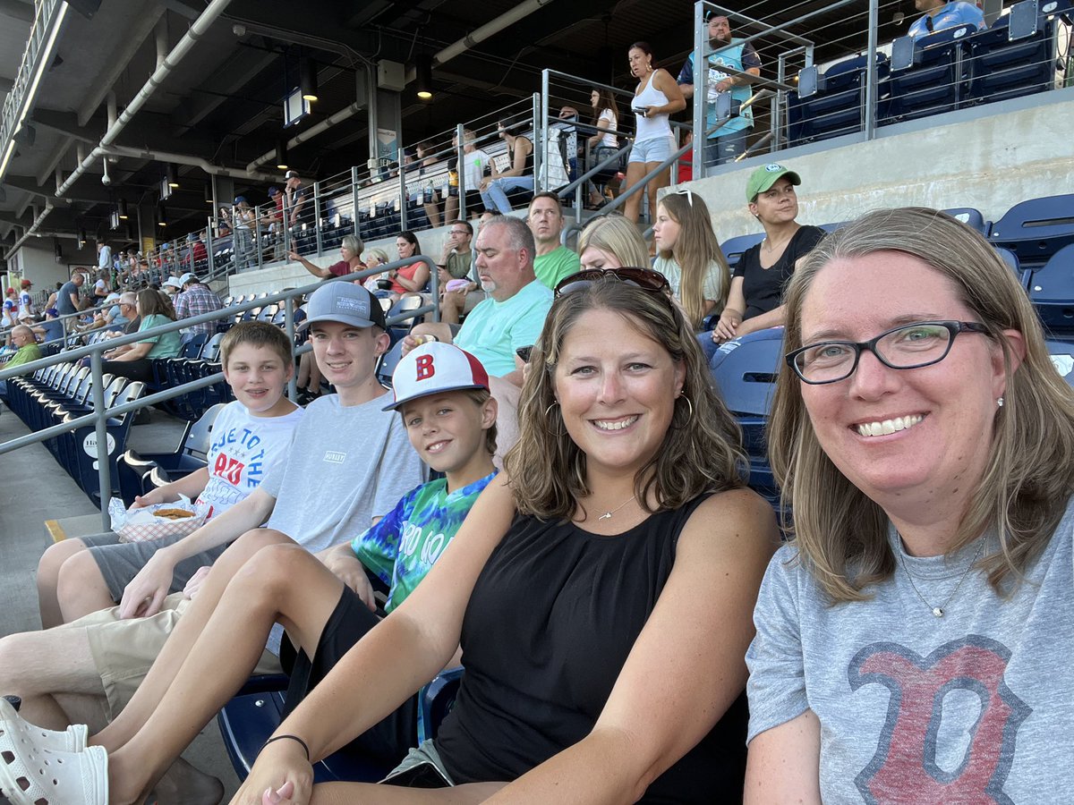 stephamurray17's tweet photo. Beautiful night for a Yard Goats game!!  🐐⚾️ #nogoatsnoglory #hartfordyardgoats #countrynight #strikingoutcancer https://t.co/GUWCAZfQca