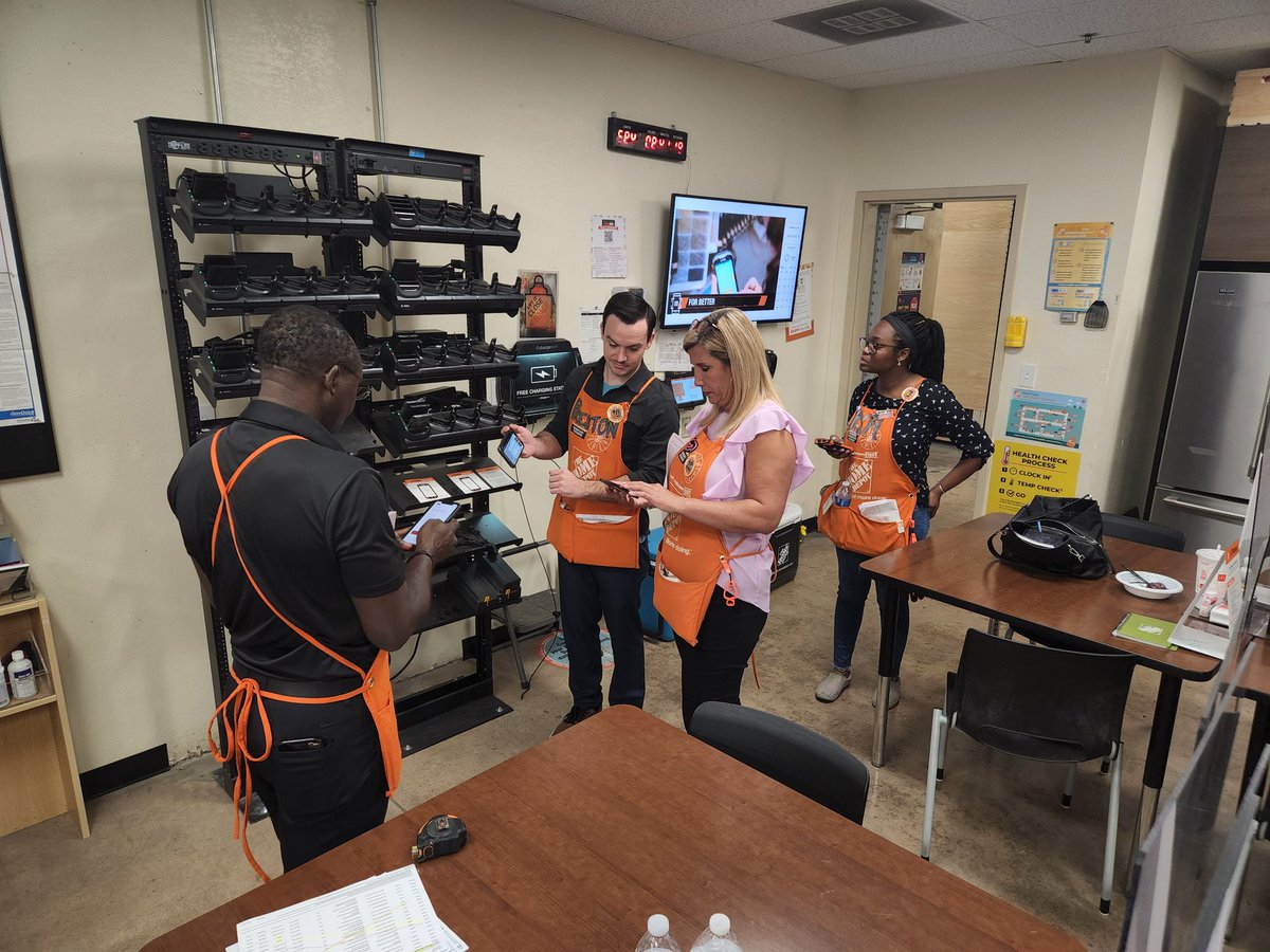 PatrickWeaver6's tweet photo. 519's Q3 DDW with @SMaurice2! We found the safety QR codes. Talked how the store is over 580 days safe. Discussed with Garden DS on BDPD, top SKU's and how to place. Enjoyed food and a HD trivia game designed by @KymmKymmm https://t.co/khfXl2Rp12