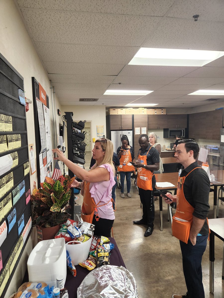 PatrickWeaver6's tweet photo. 519's Q3 DDW with @SMaurice2! We found the safety QR codes. Talked how the store is over 580 days safe. Discussed with Garden DS on BDPD, top SKU's and how to place. Enjoyed food and a HD trivia game designed by @KymmKymmm https://t.co/khfXl2Rp12