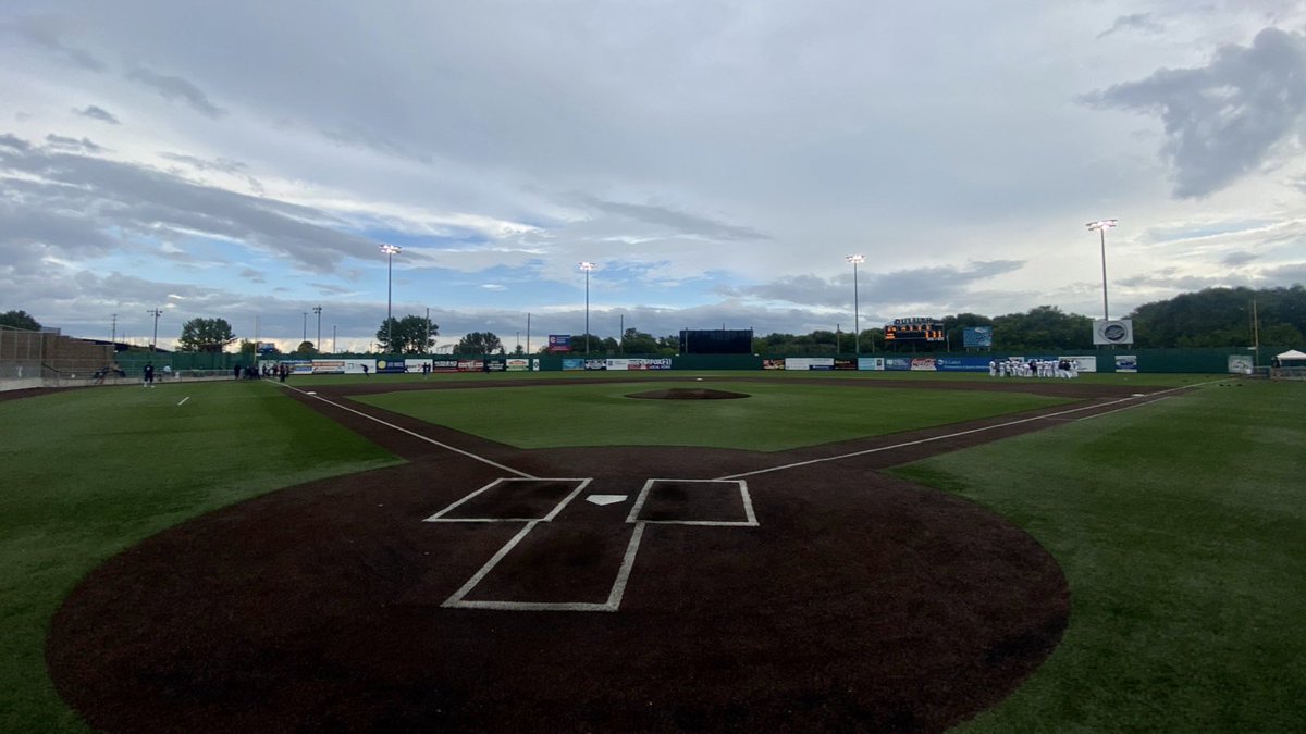 DuluthHuskies's tweet photo. This one’s for all the marbles🥇
We are underway at Wade Stadium!
Tune into all the action on ESPN+📺
#RollSkies #RaiseHowl #NWL https://t.co/YIKMB0ME0j