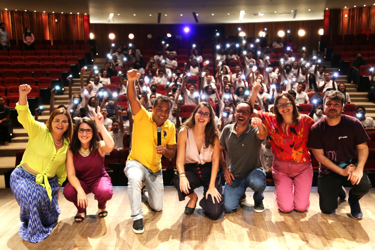 porto_digital's tweet photo. Aquela foto massa no fim da aula magna da nova turma do programa #EmbarqueDigital. Bora brilhar, galera! #TBT https://t.co/rCbthkuKgp