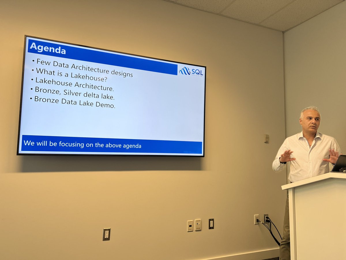 ThinkForDeepak's tweet photo. @SNikkhah talking about #Lakehouse Architecture at #microsoft #Reactor #Toronto 
@NileshR_Shah #MVPBuzz https://t.co/uIVO5qo703