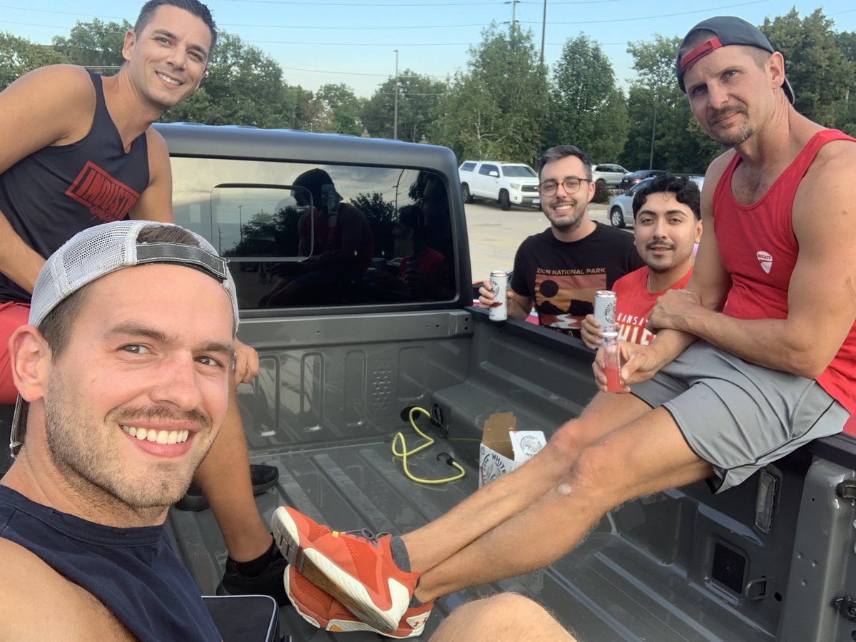 bjangles001's tweet photo. Just another day in Omaha. #gaymuscle #gay #gayhairy https://t.co/xPJFLqlpQt