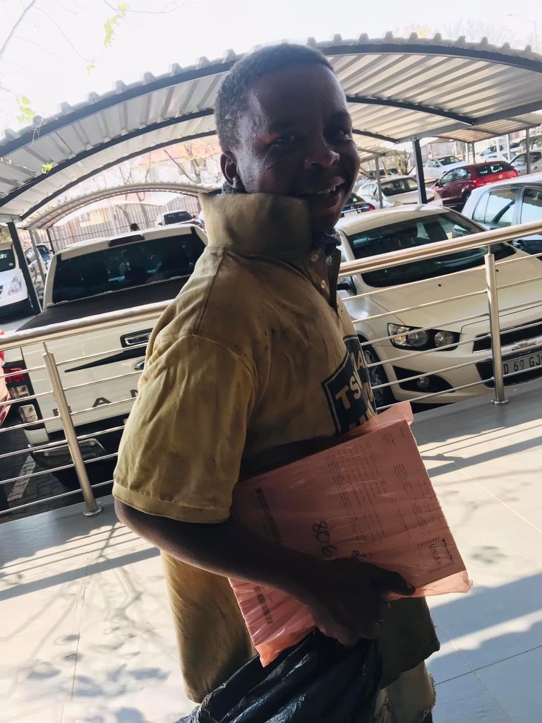 AdvoBarryRoux's tweet photo. Meet Zolani a final year LLB student in UNISA, he just registered his last 6 modules. He's been staying in the streets from 2019, he has no cellphone or laptop yet he still does extremely well in his academics. https://t.co/8I9Mo6bR1a