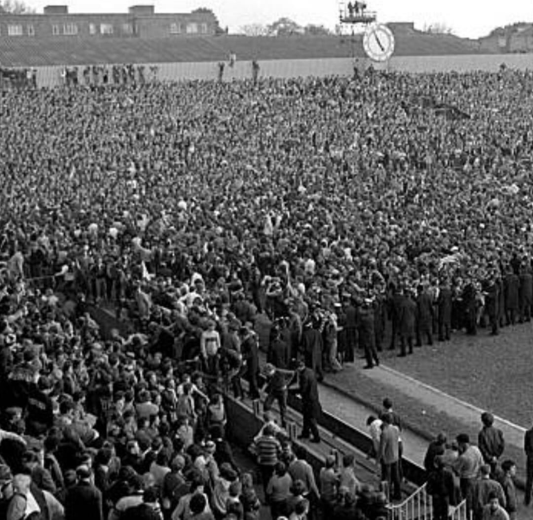 muza82's tweet photo. Marvellous photo of that day at Highbury !! #AVFC #whatadaythatwas https://t.co/dFtxayOIgi