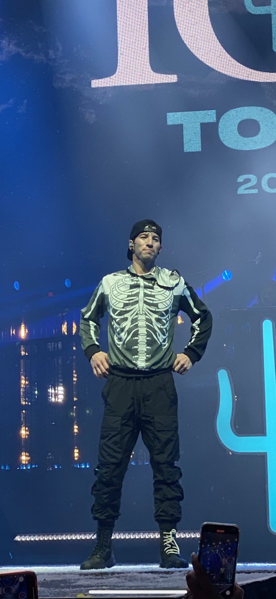 amunroe60's tweet photo. GUYS. He was in tears. Never seen that before. Such an incredible show. Could not have been any more perfect 💙 #icyStpaul #twentyonepilots #icytour https://t.co/kcPNZ5SAix