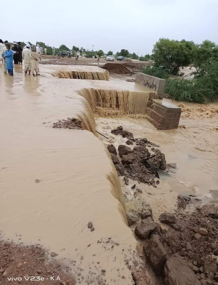 larab_raza's tweet photo. Nearly all of Taunsa's villages have been destroyed by catastrophic flooding, while the Govts. r occupied fighting each other for power. No organisation is conducting any rescue or relief efforts to help the flood victims in Taunsa &amp; South Punjab
#TaunsaNeedAttention 
#تون��ہ_بچاؤ https://t.co/QvX6FKDLbt