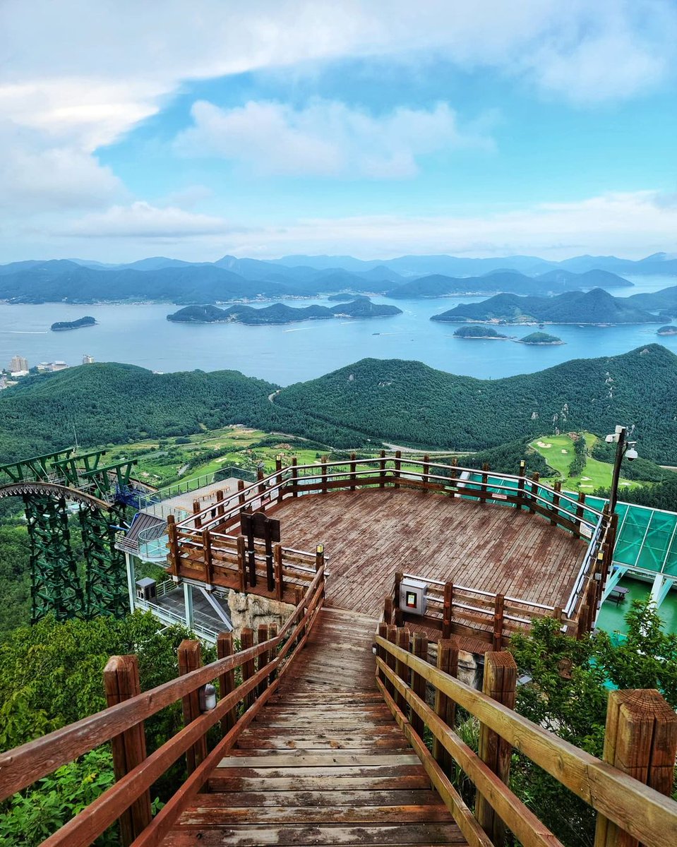 영화 #한산 의 배경이자 한산도대첩으로 잘 알려진
#경남 #통영 #한산도 🌊 

#미륵산 #한산대첩전망대 에서는 
한려해상의 맑은 바다와 함께
아름다운 한산도의 풍경을 바라보실 수 있답니다🥰

#한산용의출현 #이순신 #박해일 #발포할결심 

📍 미륵산 한산대첩전망대

📸IG haeng_bok_dong_people