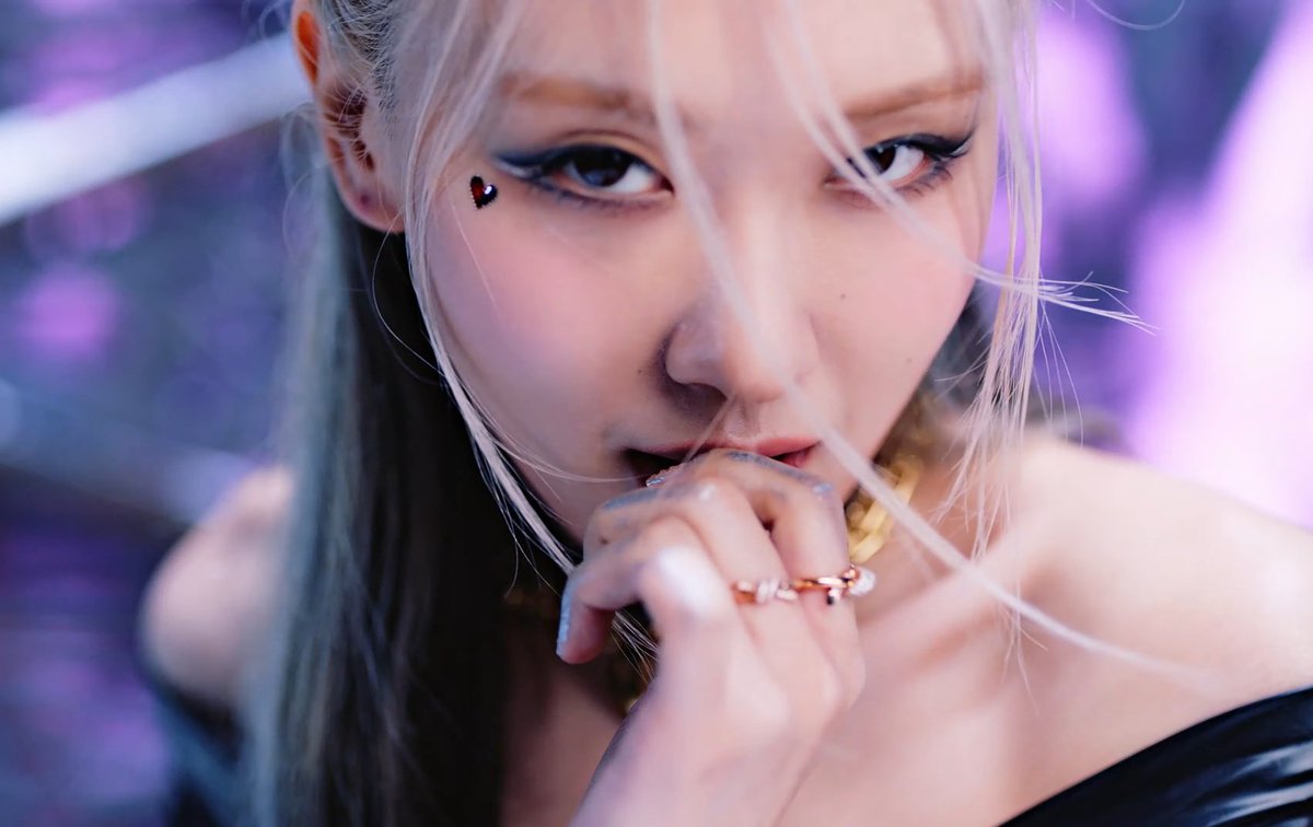CloutNewsMedia's tweet photo. ROSÉ in the music video for PINK VENOM 📸❤️

#rosé #roseannepark #blackpink @blackpink #pinkvenom #bornpink https://t.co/15E6AM6ZWX