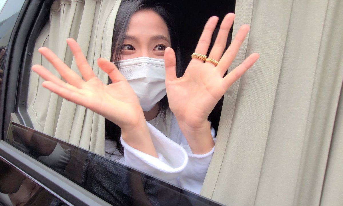 JisoosRevivaI's tweet photo. Jisoo 🥺 you did so we'll, we're so proud of you https://t.co/JdXcGwTIdT