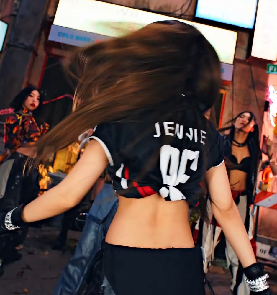 13chnwar's tweet photo. only jennie can save manchester united https://t.co/jrVbyWIlNv