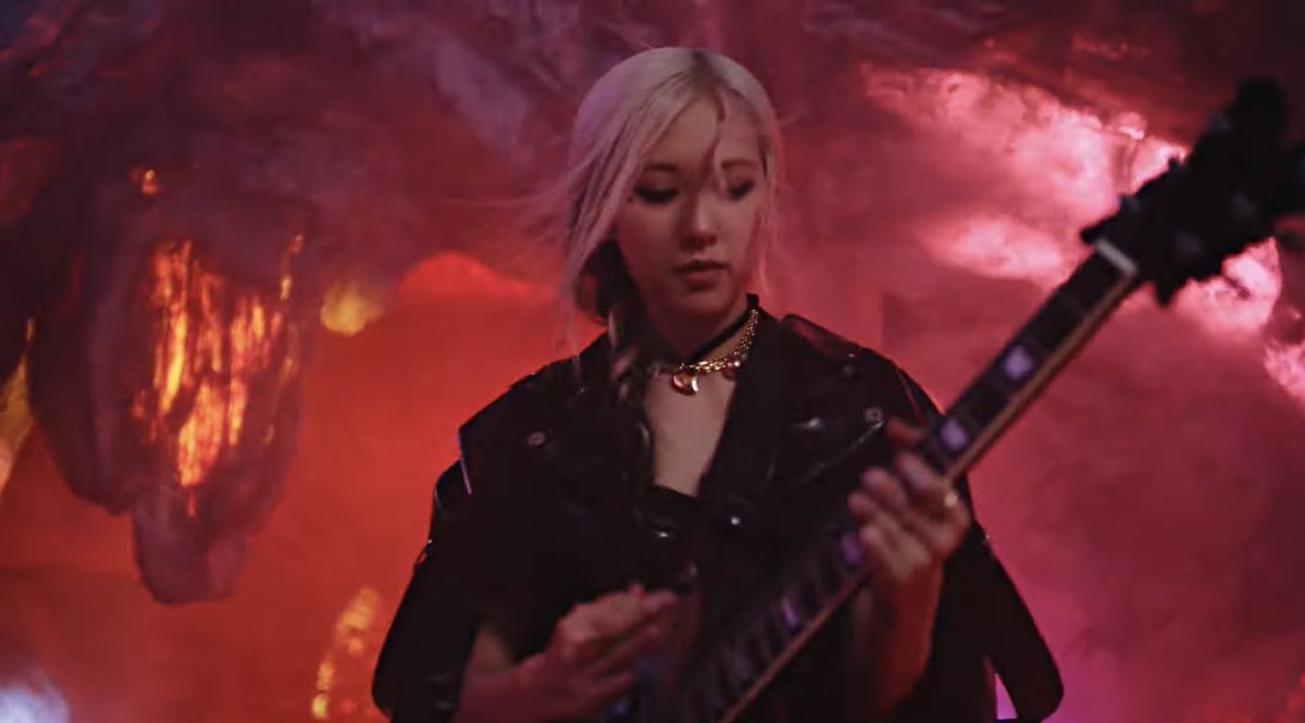 jexnruby's tweet photo. c’est clairement la vengeance de rosé ?????????? #PINKVENOM https://t.co/754hcGCQic