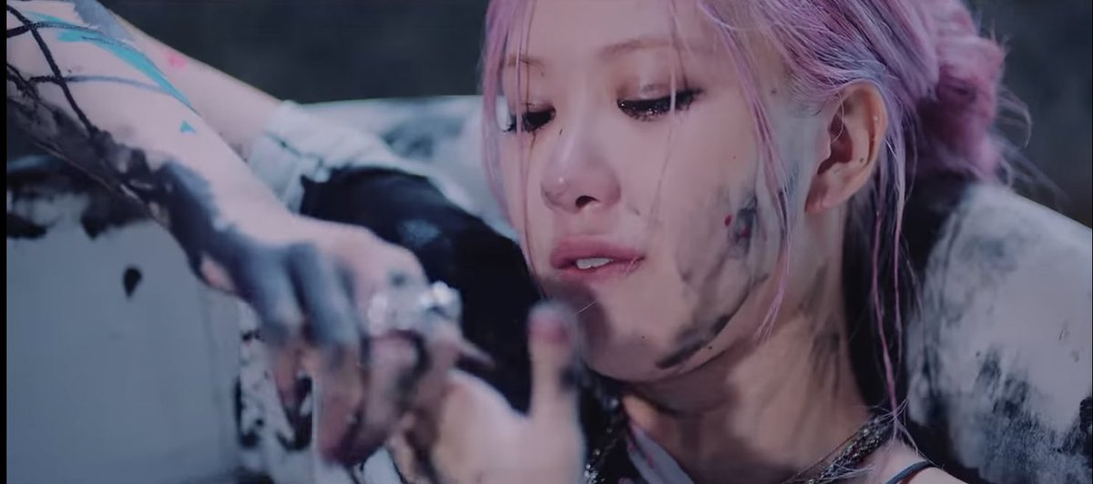 jexnruby's tweet photo. c’est clairement la vengeance de rosé ?????????? #PINKVENOM https://t.co/754hcGCQic