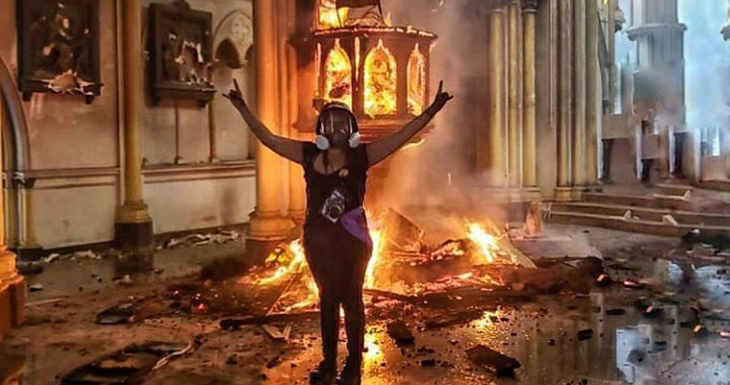 RafaelTorrebl18's tweet photo. Resumen: 

La propuesta constitucional COMUNISTA quiere QUEMAR TODO para armar el paraíso marxista 

Si NO estás de acuerdo y quieres libertad vota #RechazoPorChile https://t.co/LcA3LXivv2