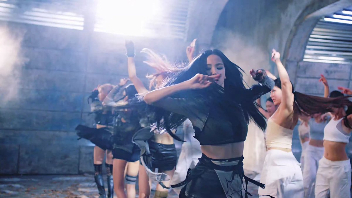 JISOO tweet media