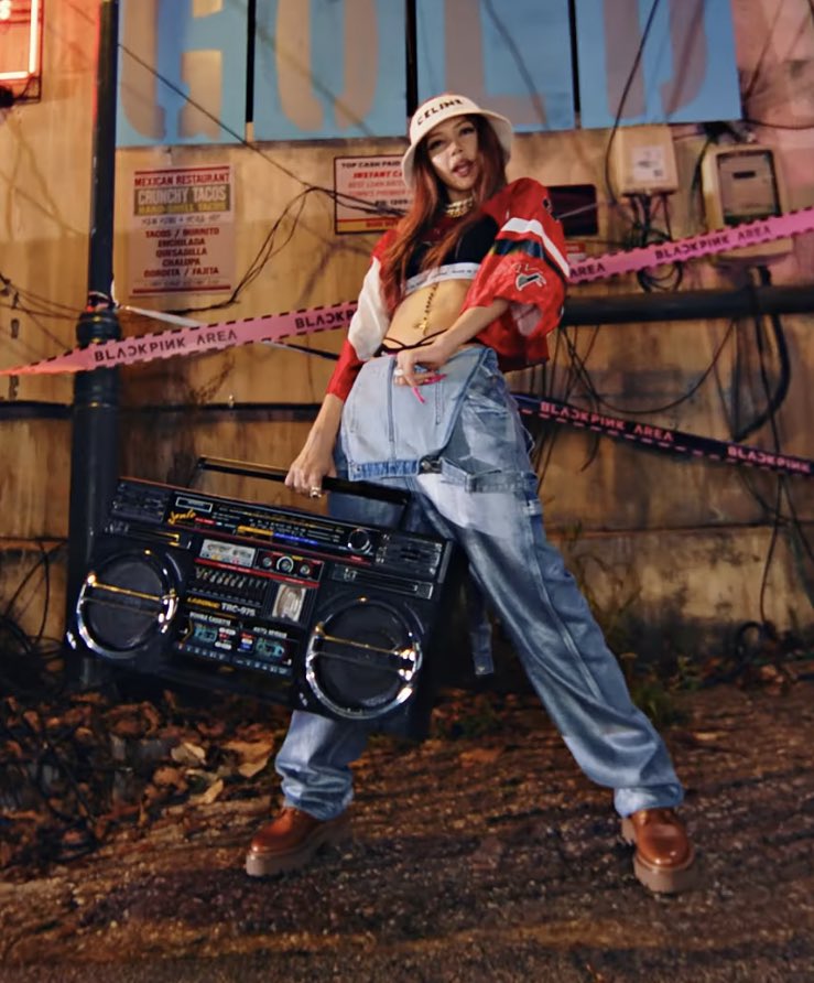 batgrlisa's tweet photo. this lasonic trc 975 weighs 20lbs and she carried it like it was nothing help shes strong STRONG 😭 https://t.co/dpH0dDHZt2