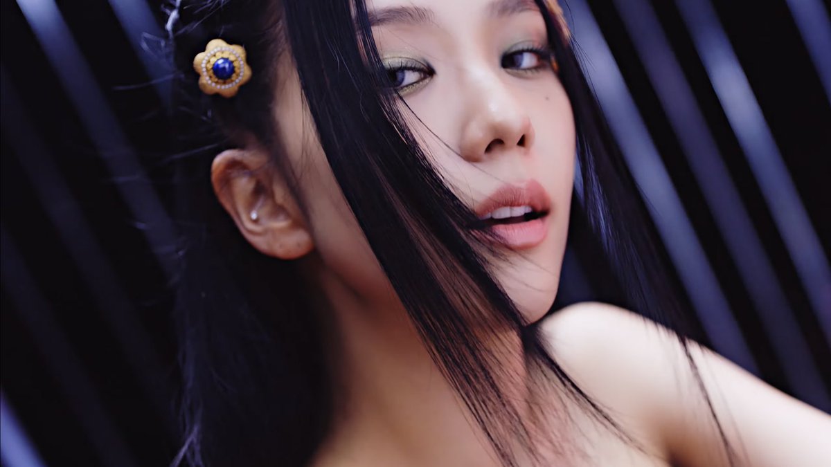 WORLDMUSICAWARD's tweet photo. #BLACKPINK's music video for their pre-release single #PINKVENOM is so sexy!🎥💥❤️‍🔥👑👑👑👑🖤💗 @BLACKPINK 
🎥https://t.co/PE3VVdpLCz https://t.co/nwtqrp0OSE