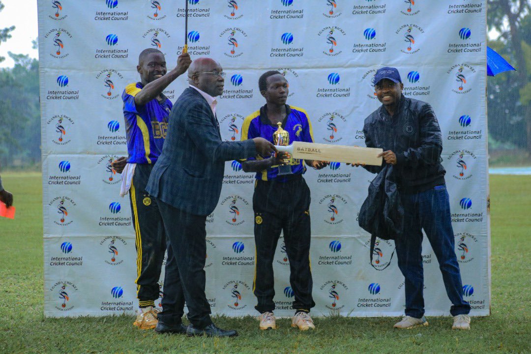 BatballO's tweet photo. Fahad Mutagana (Busoga College Mwiri) receiving his best batsman awards for the 2022 boys schools cricket tournament being handed over by the head teacher of Busoga college Mwiri and Batball COO. 

#BATBALL #CRICKET4ALL https://t.co/MfRtc2XMGa