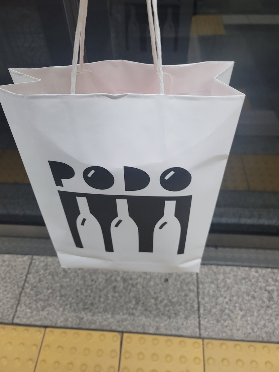 kyssm_buzz's tweet photo. 부랴부랴 다녀오느라 매장 정면 사진은 못찍었다잉..
혜화역 4번출구 나오자마자 거의 바로 앞에 있는걸 못보고 우밤 근처까지 다녀왔다지 ..🤣🤣

코로나 이후로 서울 처음가는데 핫조씨랑 아내분까지 계셔서 ㄹㅇ 심장 넘무 뛰는걸~
넘 떨려서 준비한 선물 못주고ㅠ 올뻔했잖..ㅜㅜㅠ https://t.co/TEtcjHhhos