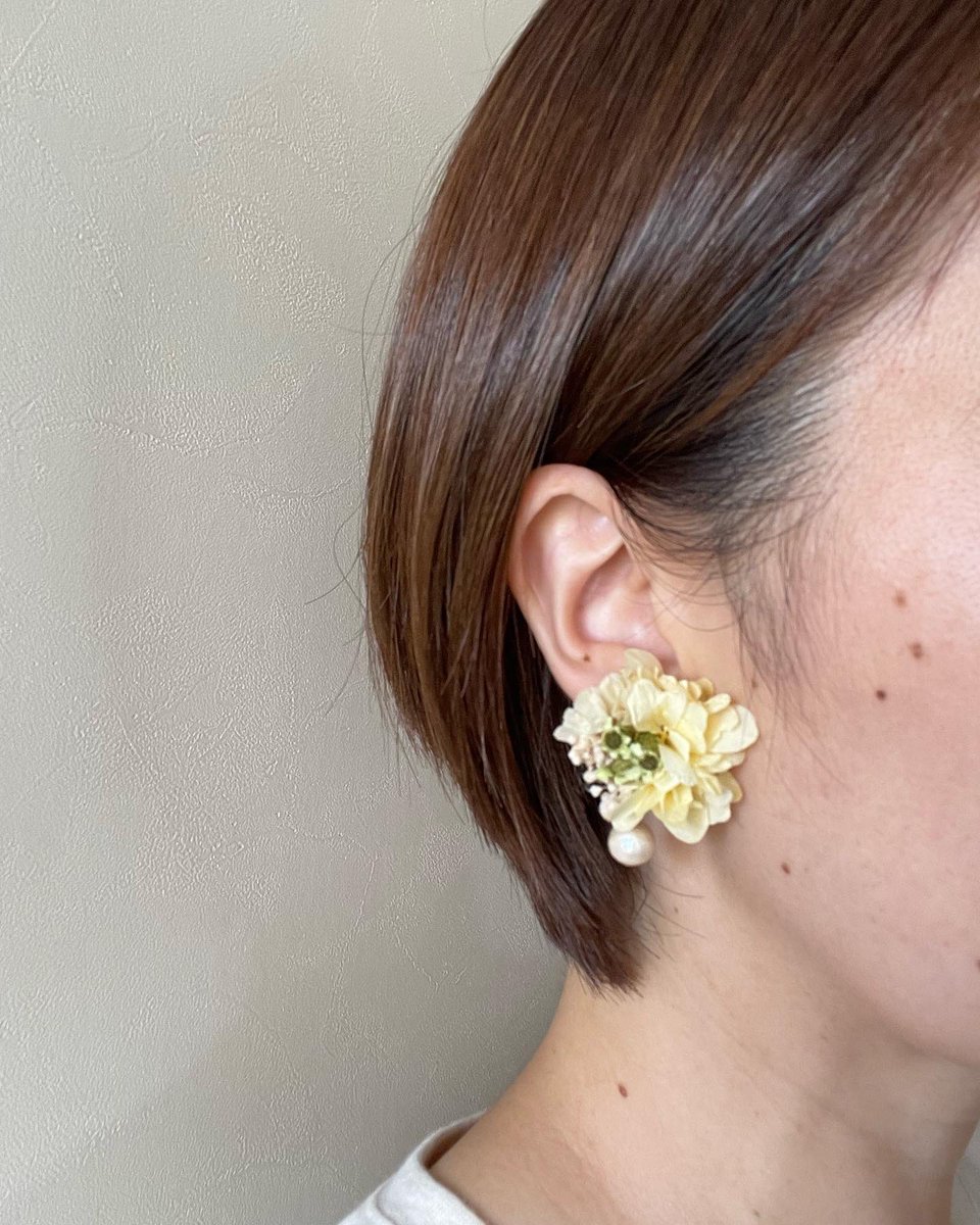 tsukihy_'s tweet photo. 本物⁇と疑ってしまうくらい、かわいいお花のイヤリング。プリザーブドフラワーで作っているので本物のお花ですよ。お花を纏うと気持ちもアガル。お呼ばれでも普段使いにも◎ひとつひとつ丁寧に組み合わせているので一点もの。こちらはコットンパールを組み合わせてキュートに♡
#ハンドメイド https://t.co/Hk3vE80Qny