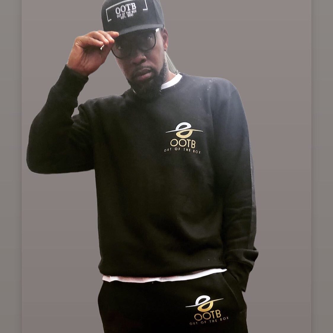 boxoutclothing's tweet photo. You hollerin’ top 5, I only see top me. The new OOTB crewneck set is coming soon to https://t.co/1u5RkdklMP. Peace-N-Love Y’all ✌🏾❤️ #PushaT #AlmostDry #FallFashion #Trending #ComingSoon #StreetStyle #Blackness #PeaceandLove https://t.co/T5Pm5MN0D4