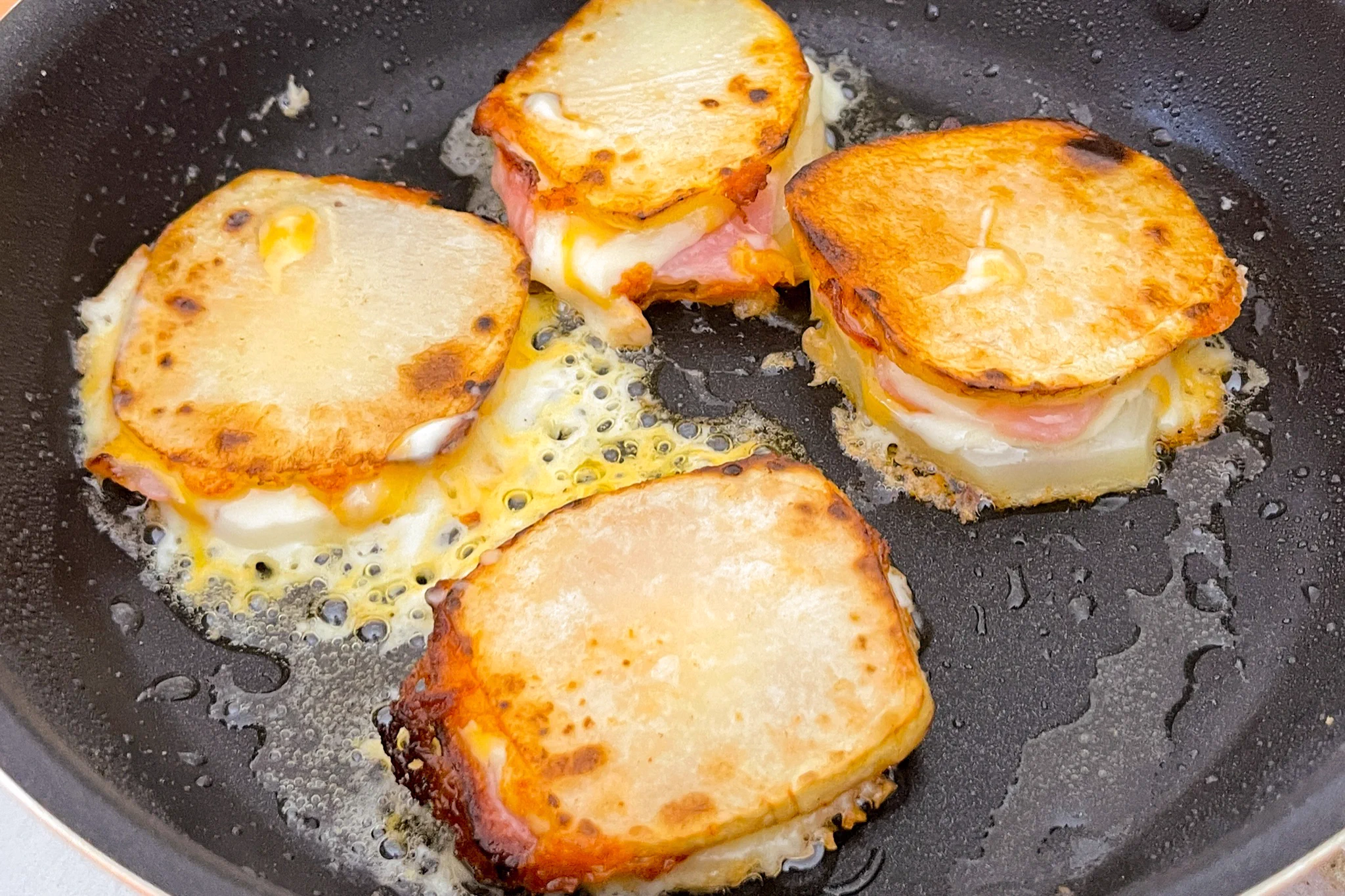 朝ごはんにも良さそう！材料3つで作れる「チーズじゃがポテト」。