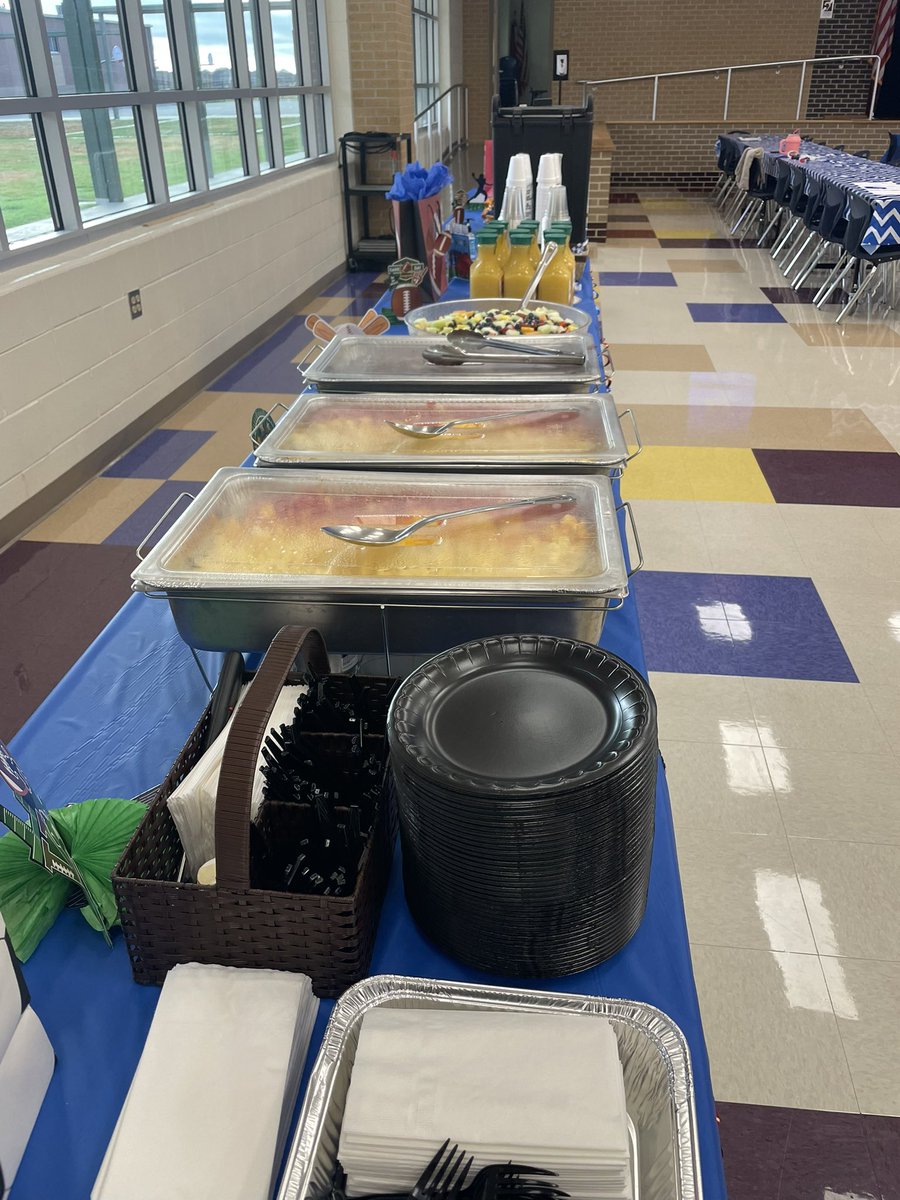 BrandyBergero20's tweet photo. We are extremely grateful for the AMAZING breakfast provided to our staff by Perry Homes…what a great start to our day and our school year!!💙💙 @perryhomes @NISDStraus https://t.co/T5tlOebvEN