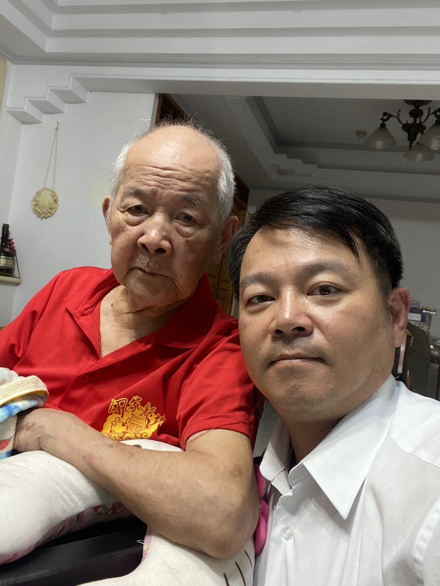 m28512000's tweet photo. 老爹與我 https://t.co/Q2knueBh4N
