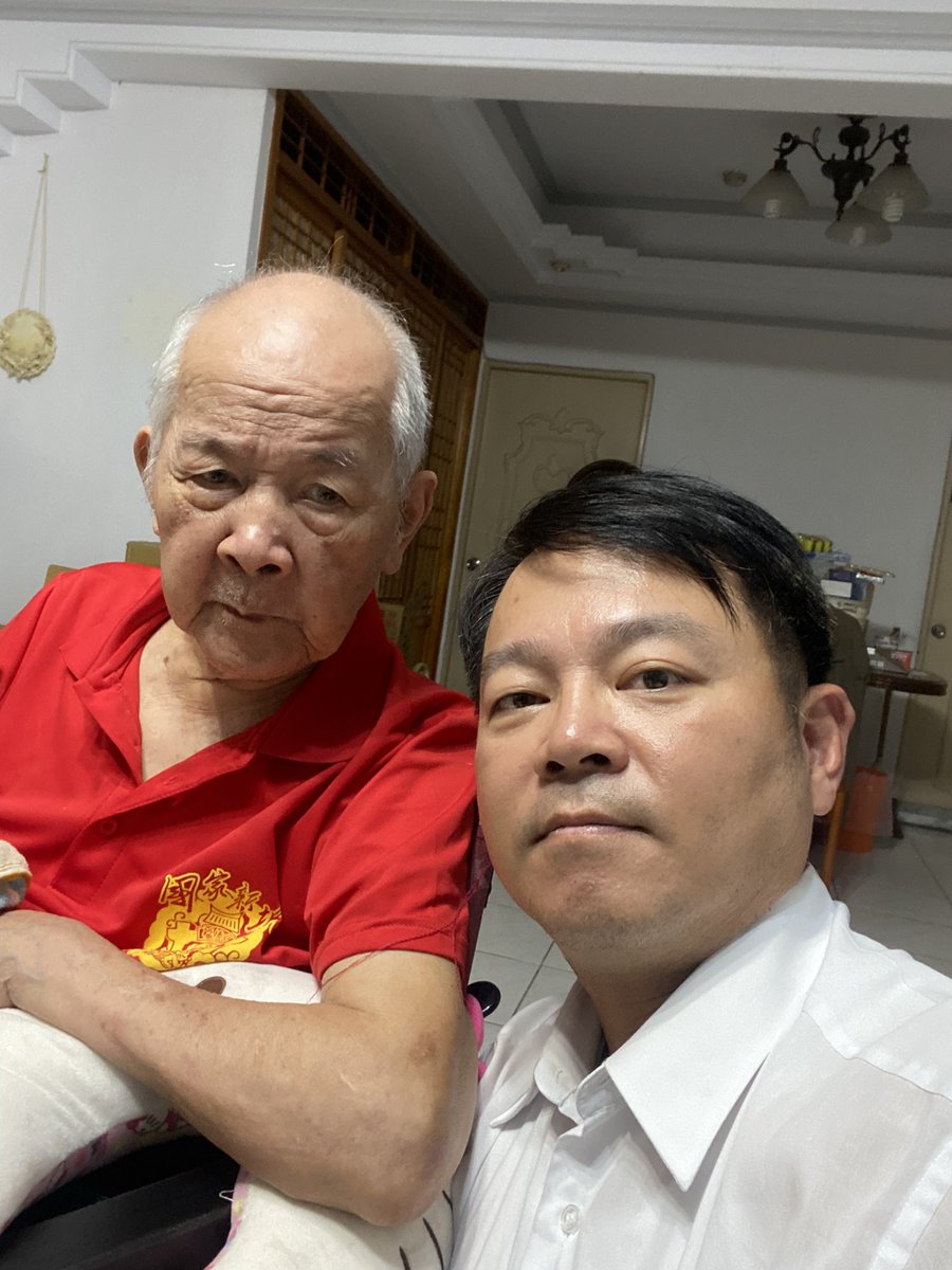m28512000's tweet photo. 老爹與我 https://t.co/Q2knueBh4N
