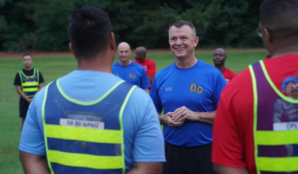 120thR's tweet photo. The 120th AG BN (REC) conducted PT with Gen. Paul E. Funk II, TRADOC CG, and BG Patrick Michaelis, Fort Jackson CG. GEN Funk awarded several Soldiers Coins of Excellence for their hard work! #WeSetTheExample @120thR @193rd_IN_BDE @fortjacksoncg @fortjackson @USACIMT @TRADOC https://t.co/dbkdQqJLbp
