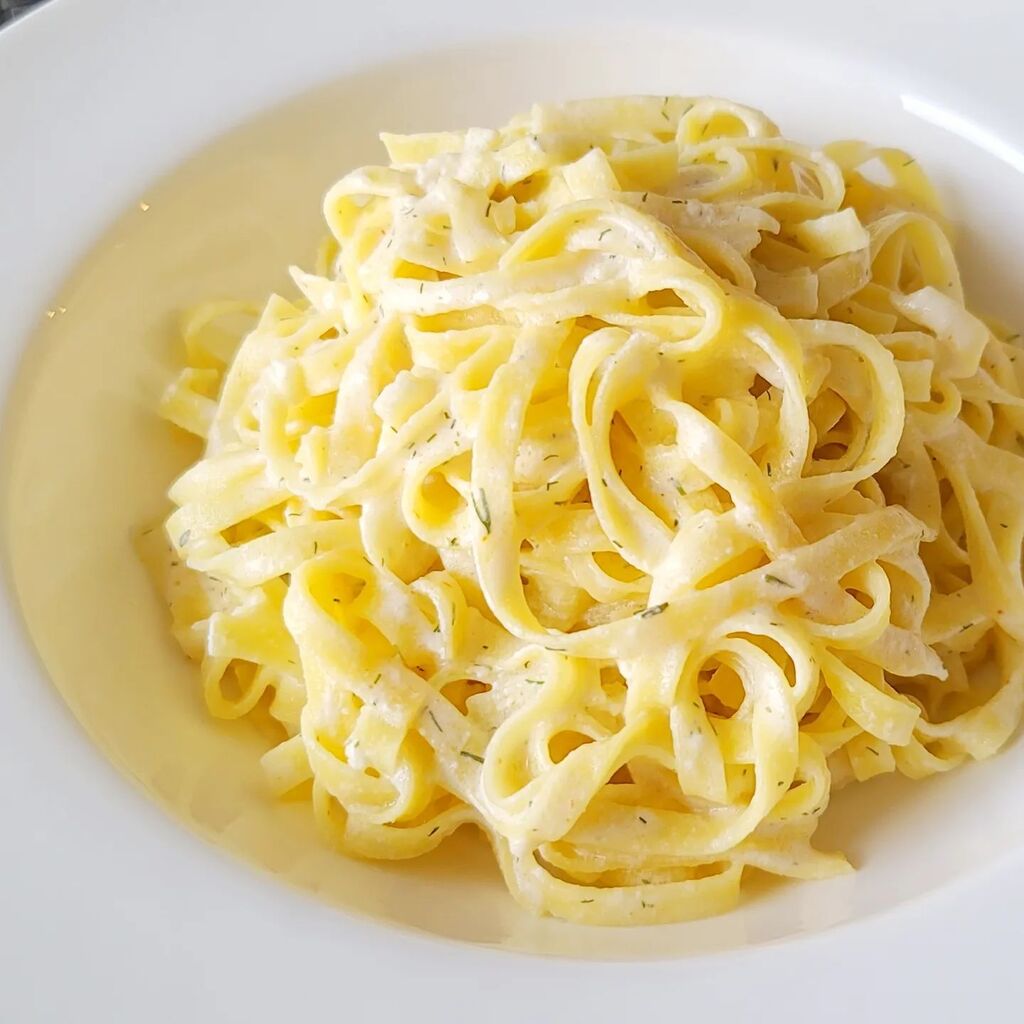 lokyee's tweet photo. A really simple dinner, prepared AND eaten in 30 minutes flat.  Nice evening out so imma gonna get me some ice cream now🍦
.
.
.
#greekyogurt #fettucinealfredo for a lighter indulgence (saved the calories for the ice cream heh heh)
.
.
.
.
.
#是日晚餐… https://t.co/z7McF7EeEv https://t.co/DdPdwAOYYv