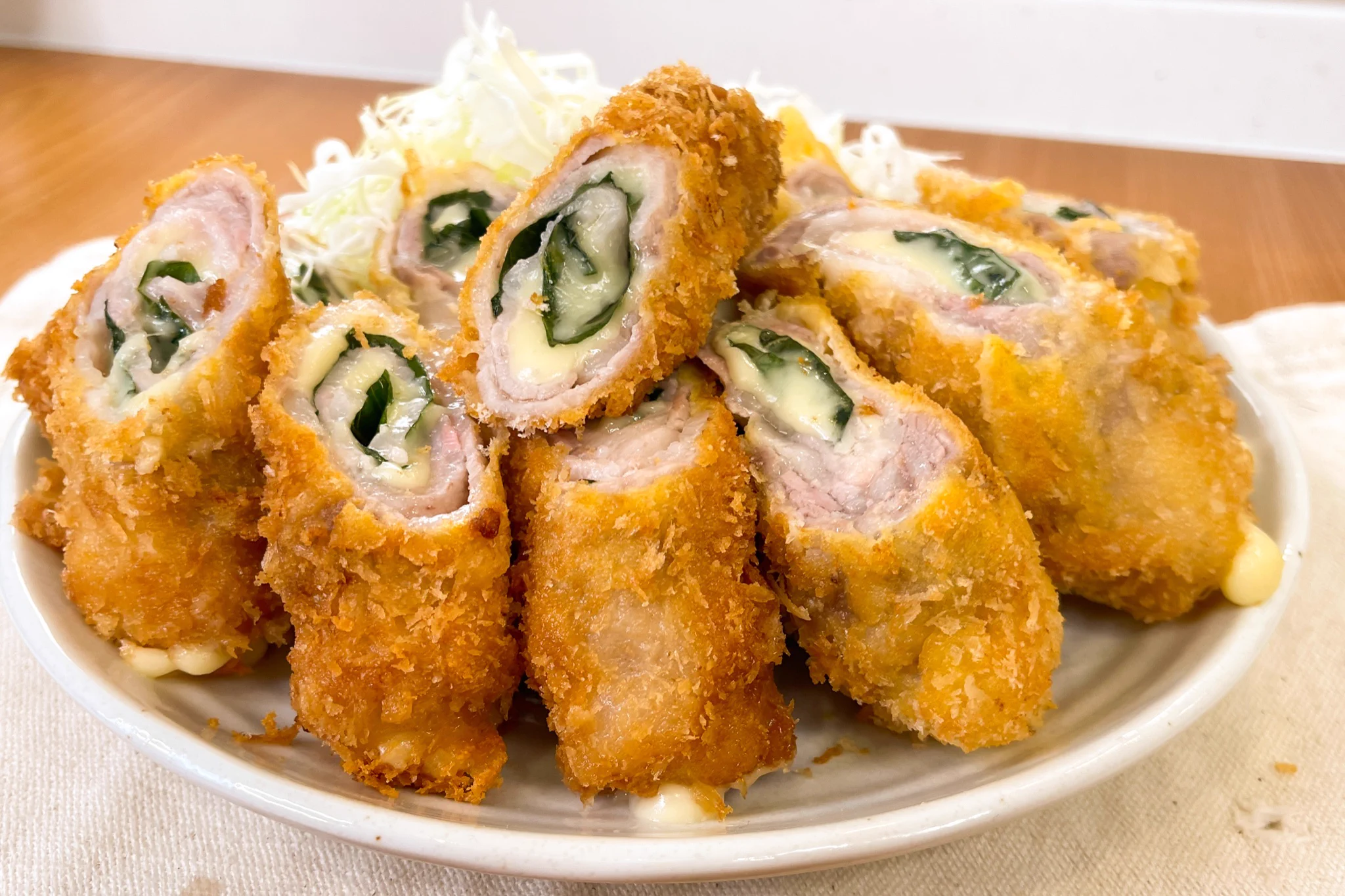 これがまずいわけがない！大葉とチーズが最高な「豚バラミルフィーユカツ」。