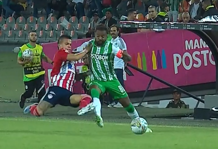 ElVarCentral's tweet photo. El árbitro John Hinestroza mostró tarjeta amarilla por esta acción de Dorlan Pabón sobre Walmer Pacheco. En mi opinión daba para ROJA y debía revisarse, pero no hubo llamado del VAR. No concuerdo con el equipo arbitral acá, es un golpe muy peligroso #CopaBetplay https://t.co/X8fwchyZfp