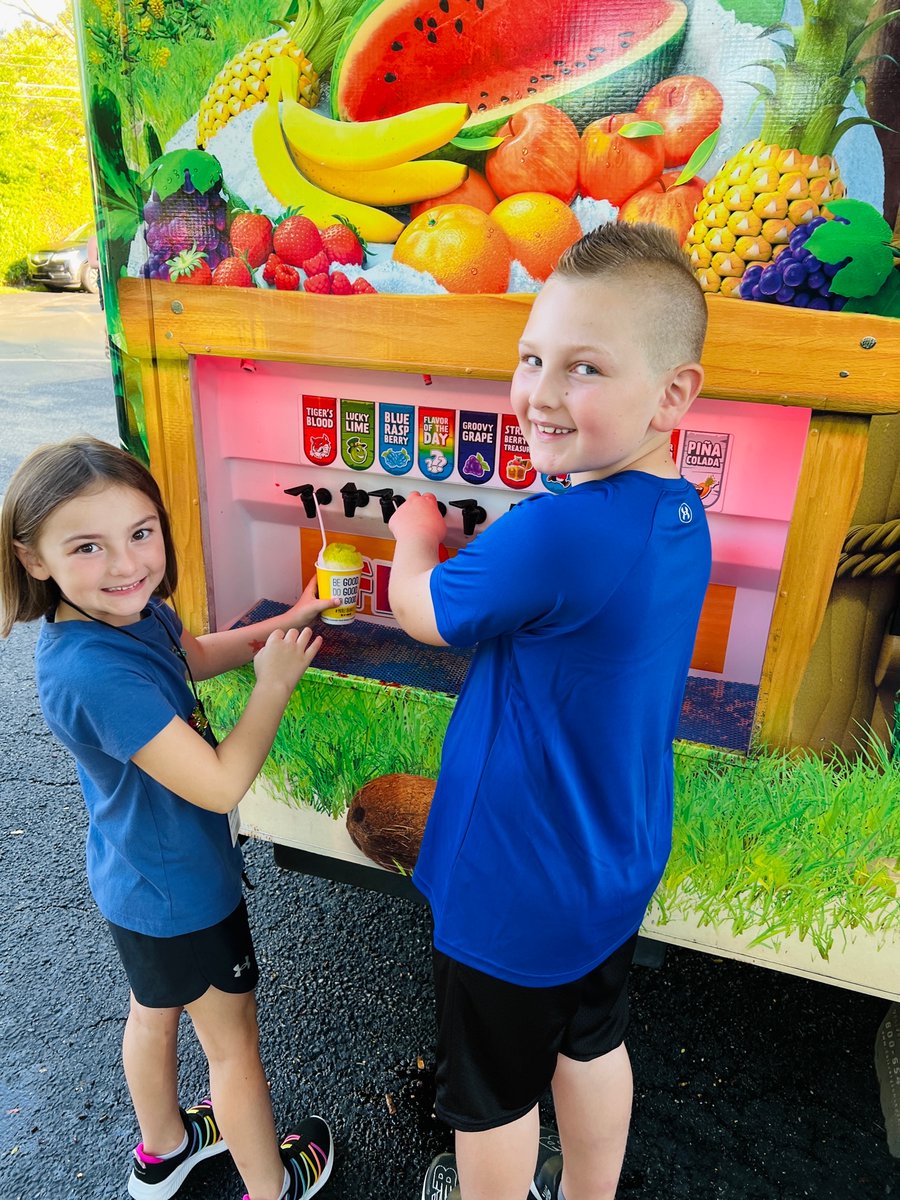 SMFSchools's tweet photo. Riverview PTA sponsored the Kona Ice Truck for open house night! #bulldogpridecitywide #BulldogsAreBack #TeamRV https://t.co/AqAW4eXUno