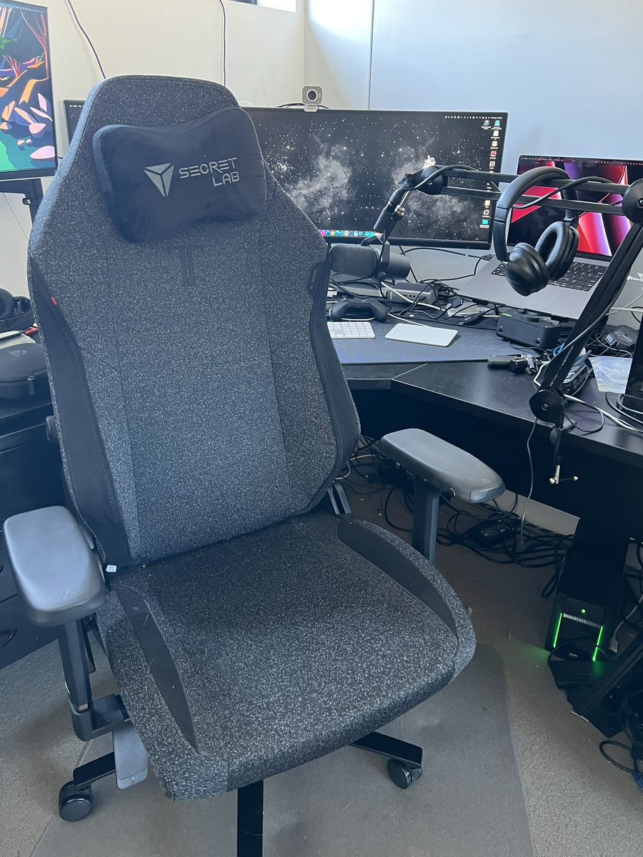 Connsole's tweet image. Comfy as f #secretlab