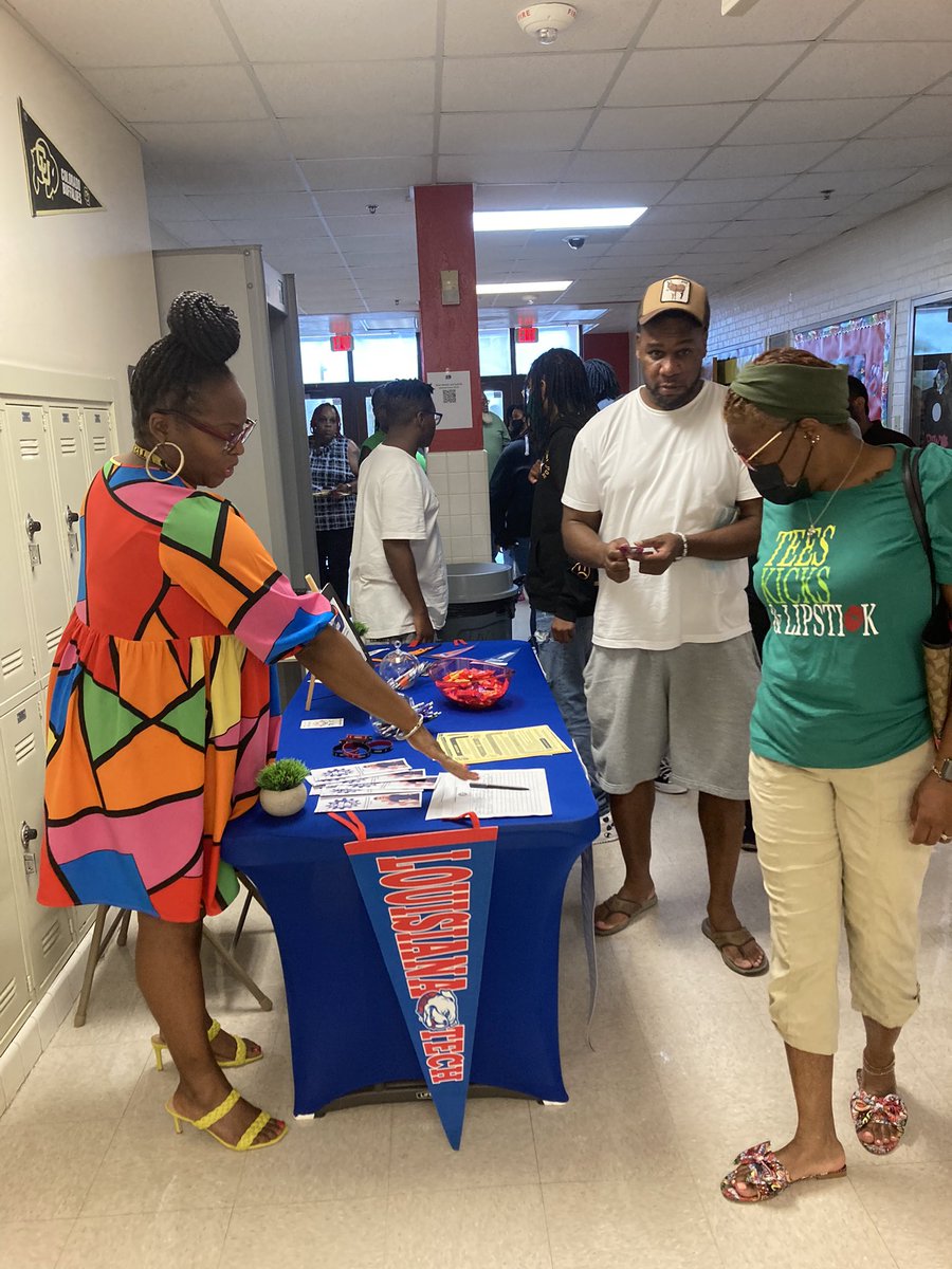 DVILLE_GEARUP27's tweet photo. Meet the Teacher night @ Reed Middle School was a success! GEAR UP Duncanville connected with so many families! @dvilleCTE @DuncanvilleISD https://t.co/0NLpUoj2OT