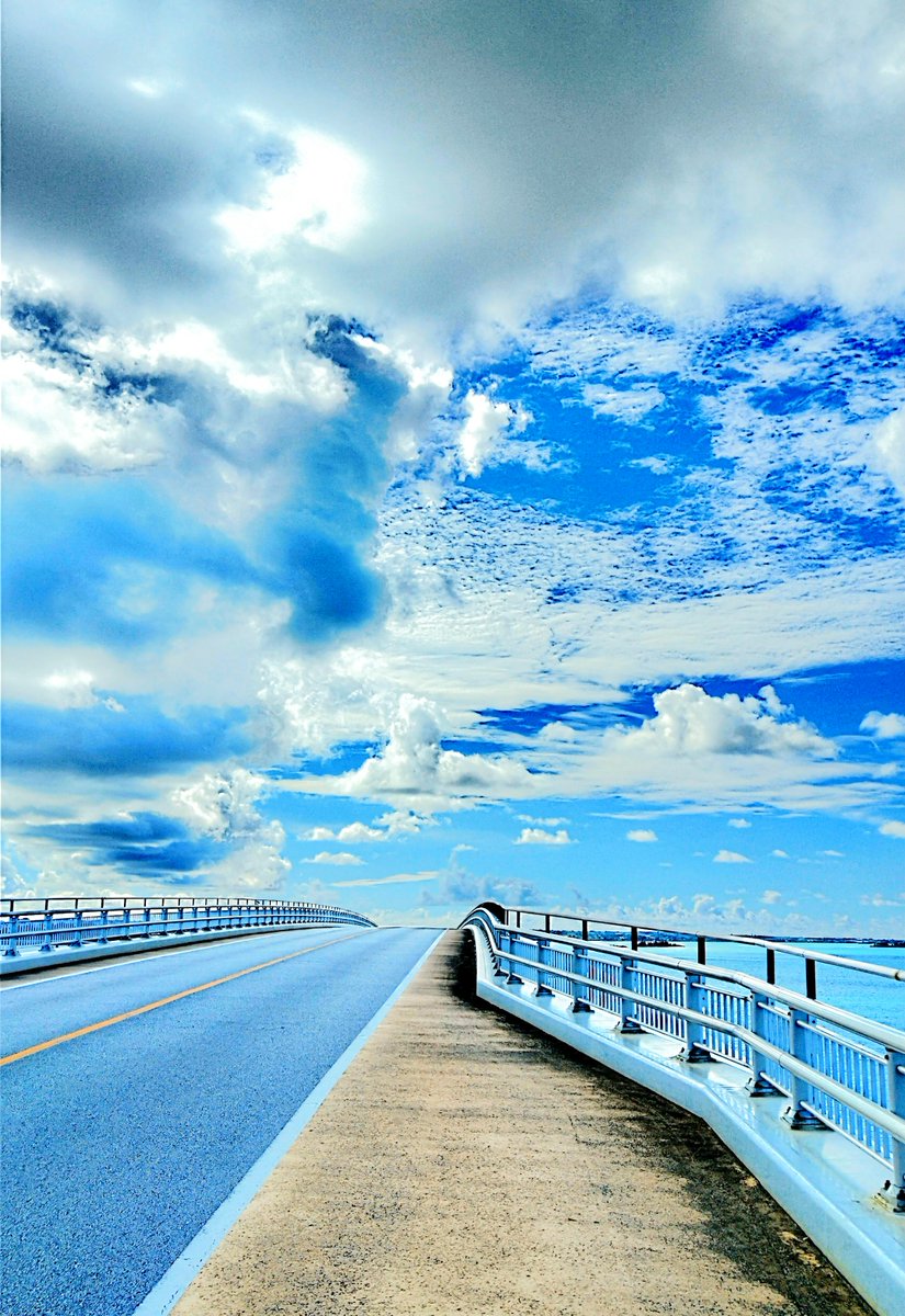 伊良部大橋と空と海 宮古島の夏はまだまだ続く🏖️ 曇りの日も海は綺麗で少し涼しめで ズミ👍️