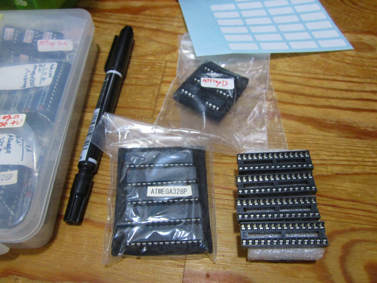 saiki0011's tweet photo. 部品を整理していたら
#ICソケット に紛れて
#ATmega328P が５個と
#ATtiny13A が５個出てきた
我が家の #電子部品 在庫の闇が深い💦 https://t.co/SDCO4NFsXB