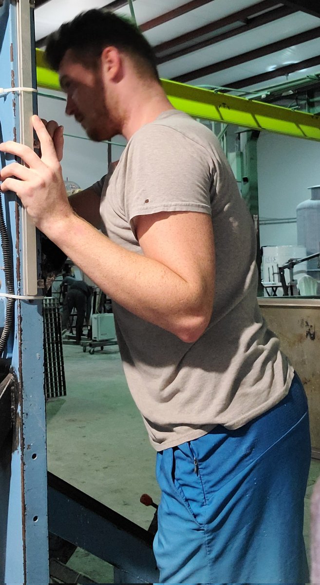 whitecocoa1995's tweet photo. POV: Your first day at work...and you keep catching peeks of me like this 🥵🥵 #thristtrap #biguys #imatease https://t.co/jcRnaYzu62
