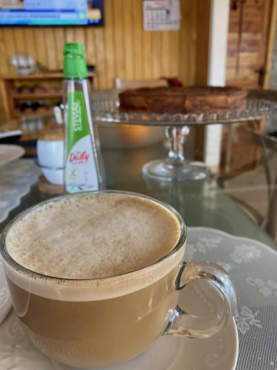ArriagadaConsu's tweet photo. Desayuno con Cami 💓 #rico #food #like #desayuno #quequenaranja #mocachino https://t.co/I4SuVS1YJM
