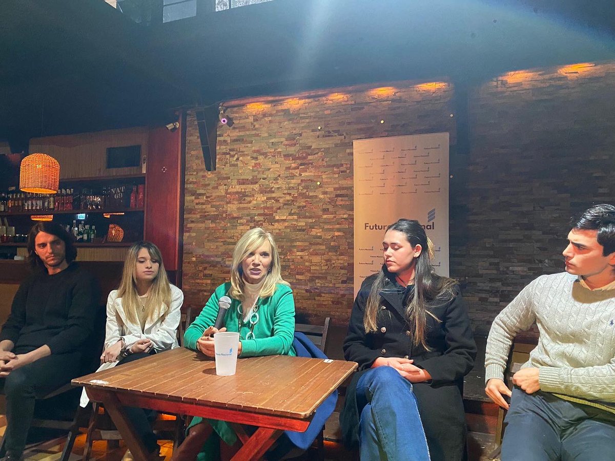 Preciosa reunión de jóvenes con el equipo de <a href="/FuturoNacional/">Futuro Nacional</a> de cara a las elecciones de jóvenes. Una generación que nos llena de orgullo, comprometida con el trabajo y la militancia en el <a href="/PNACIONAL/">Partido Nacional</a>. Hay presente y mucho más futuro #ElijoHacer