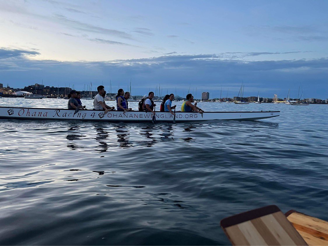 ONEDragonBoat's tweet photo. Rewarded with some evening lights in the harbor. #bestview #bostonharbor #oneracing #raceprep #fortpointchannel #atlanticwharf #bostondragonboat https://t.co/zAL2j6cGJA