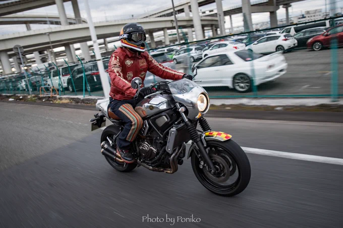 #バイクの日今年のバイクの日は最高に爽やかな晴れ間ですが、現在カーテン閉め切った部屋で原稿に追われてます。バイク乗りたい。 