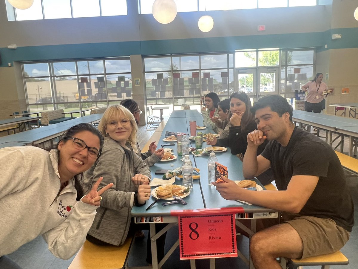 Thank you to our neighborhood <a href="/HEB/">H-E-B</a> #738 for providing some fuel to our hard working team! <a href="/Braeburn_HISD/">Braeburn Elementary, Houston ISD</a> #helpinghere